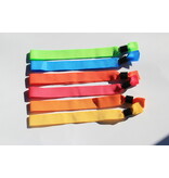 Blanco textiel polsbandjes kleurenmix met cap-lock sluiting - per 100 stuks