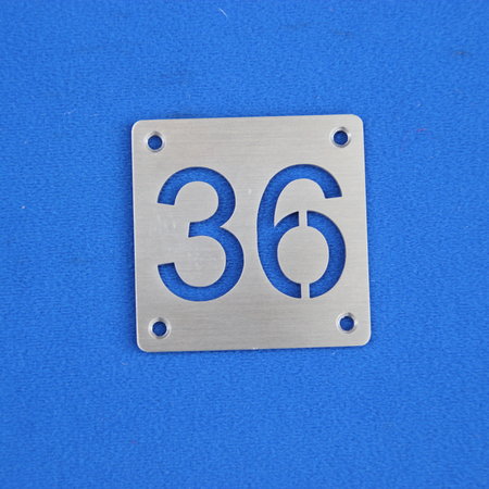 Aluminium plaatje 50x50mm met uitgespaarde cijfers en 4 boorgaatjes