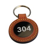 Leren of Kunstleren sleutelhangers Ø45x75mm met jouw nummering en eventueel met een logo op de voorkant of de achterkant.