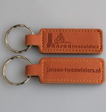 CombiCraft Populaire sleutelhanger van leer of kunstleer in het handzame formaat van 23 x 95mm met jouw brandlogo of tekst  geheel naar wens.