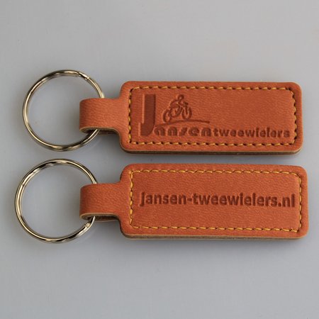 CombiCraft Populaire sleutelhanger van leer of kunstleer in het handzame formaat van 23 x 95mm met jouw brandlogo of tekst  geheel naar wens.