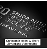 Chrosomax dunne 3d-letters en cijfers van mooi zilver glans verchroomd metaal en voorzien van dubbelzijdig tape.