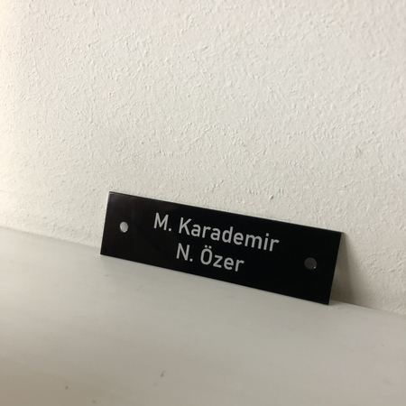 Gekleurd Aluminium Naamplaatje 70x20mm met 2 gaatjes