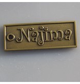 Logo labeltje of merkje  in reliëf met een randje in diverse afmetingen.