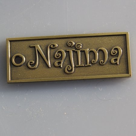 Logo labeltje of merkje  in reliëf met een randje in diverse afmetingen.