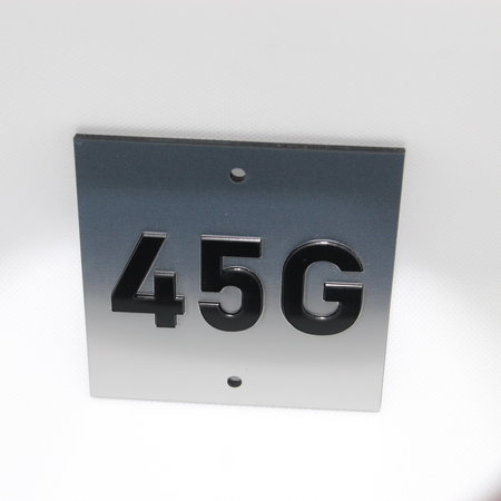 CombiCraft Huisnummer Phantom met het nummer in reliëf plexiglas op RVS-Look Acrylaat in 95x95x4,5mm
