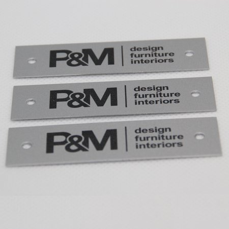 Logoplaatje Aluminium 70x20mm met twee gaatjes en jouw eigen logo
