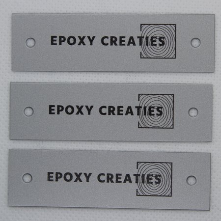 Logoplaatje Aluminium 70x20mm met twee gaatjes en jouw eigen logo