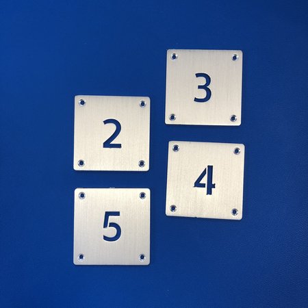 Aluminium plaatje 50x50mm met uitgespaarde cijfers en 4 boorgaatjes
