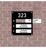 Grote Kunststof Naamplaathouder met 4 boorgaten en plek voor drie naamplaatjes