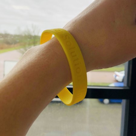 Siliconen Polsbandjes eigen tekst uitgefreesd per 100 stuks