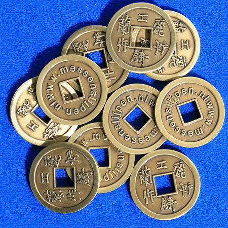 Gietlogo in ijzer in een metaalkleurige vernikkeling vanaf 100 stuks met een rond of vierkant gaatje van 20 tot 25 mm inclusief beschermlak.
