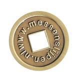 Gietlogo in ijzer in een metaalkleurige vernikkeling vanaf 100 stuks met een rond of vierkant gaatje van 20 tot 25 mm inclusief beschermlak.