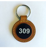 Leren of Kunstleren sleutelhangers Ø45x75mm met jouw nummering en eventueel met een logo op de voorkant of de achterkant.