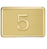 Gepolijst messing huisnummer geplaatst op een messing achtergrond 140x100mm voorzien van een gepolijste glimmende messing rand.