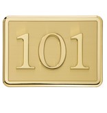 Gepolijst messing huisnummer geplaatst op een messing achtergrond 140x100mm voorzien van een gepolijste glimmende messing rand.