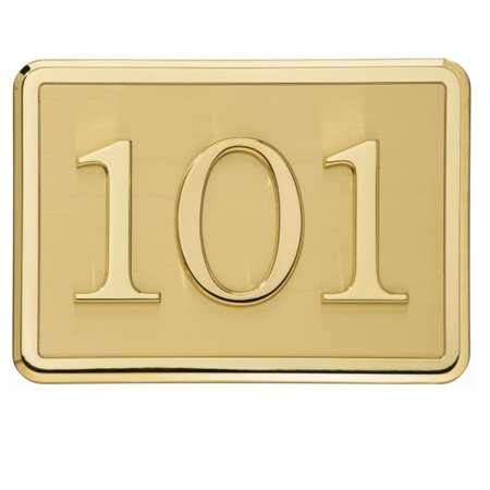 Gepolijst messing huisnummer geplaatst op een messing achtergrond 140x100mm voorzien van een gepolijste glimmende messing rand.