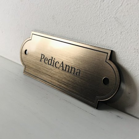 Kunststof naamplaatje met 2 gaatjes 100x38mm Klassiek ontwerp