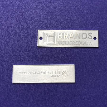Logo's in ge-etst Aluminium met 2 dimensionaal reliëf,  standaard in 3 maten te bestellen.