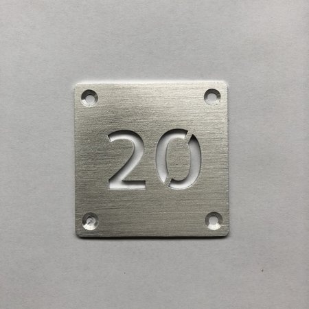 Aluminium plaatje 50x50mm met uitgespaarde cijfers en 4 boorgaatjes