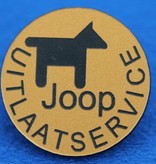Acrylaat Pin of speldje snel te leveren, Gekleurd Acrylaat met een gravering en afgewerkt met een vlindersluiting of brochespeld.