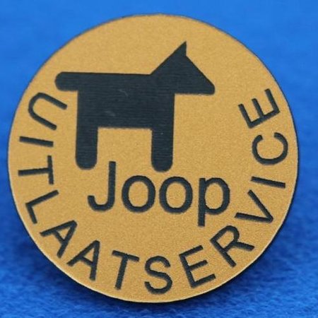 Acrylaat Pin of speldje snel te leveren, Gekleurd Acrylaat met een gravering en afgewerkt met een vlindersluiting of brochespeld.