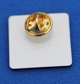 Acrylaat Pin of speldje snel te leveren, Gekleurd Acrylaat met een gravering en afgewerkt met een vlindersluiting of brochespeld.