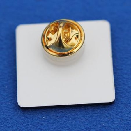Acrylaat Pin of speldje snel te leveren, Gekleurd Acrylaat met een gravering en afgewerkt met een vlindersluiting of brochespeld.