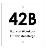 Huisnummer bordje White, met 2 tekstregels in 100x100x3mm met een zwart nummer in het Lettertype Century Gothic Bold (type 2)