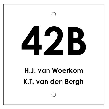 Huisnummer bordje White, met 2 tekstregels in 100x100x3mm met een zwart nummer in het Lettertype Century Gothic Bold (type 2)