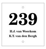 Huisnummer bordje White, met 2 tekstregels in 100x100x3mm met een zwart nummer in het Lettertype Century Schoolbook (type 1)