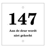 Huisnummer bordje White, met 2 tekstregels in 100x100x3mm met een zwart nummer in het Lettertype Century Schoolbook (type 1)