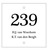 Huisnummer bordje White, met 2 tekstregels in 100x100x3mm met een zwart nummer in het Lettertype Plantagenet (type 3)