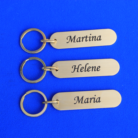 Felix ovale hotelsleutelhangers in gesatineerd en ongelakt Messing 78x20mm, 67x37mm of 85x45mm in een dikte van 1½mm.