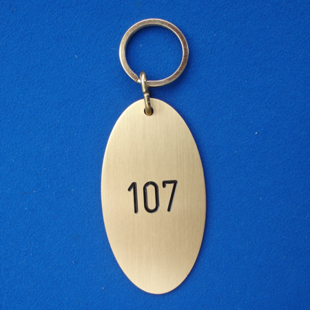 Felix ovale hotelsleutelhangers in gesatineerd en ongelakt Messing 78x20mm, 67x37mm of 85x45mm in een dikte van 1½mm.