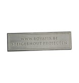 Logo's in ge-etst Aluminium met 2 dimensionaal reliëf,  standaard in 3 maten te bestellen.
