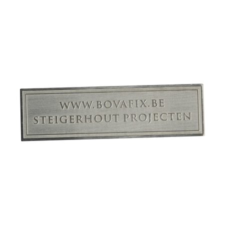 Logo's in ge-etst Aluminium met 2 dimensionaal reliëf,  standaard in 3 maten te bestellen.