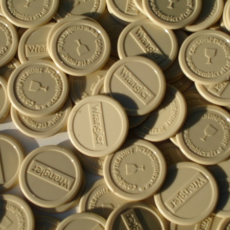 1000 Plastic reliëfmunten of gegraveerde munten in een eigen ontwerp vanaf 1000 stuks in de maat Ø25 en Ø29mm  met 2 niet gelijke zijden