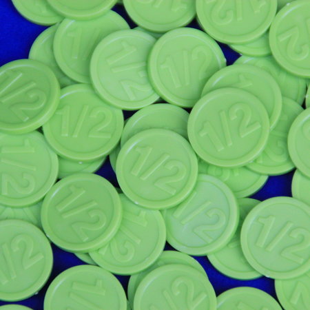 1000 Plastic reliëfmunten of gegraveerde munten in een eigen ontwerp vanaf 1000 stuks in de maat Ø25 en Ø29mm  met 2 niet gelijke zijden