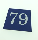 Huisnummer bordje Blauw, Type 1 in 100x100x3mm met een zwart nummer in het Lettertype Century Schoolbook