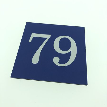 Huisnummer bordje Blauw, Type 1 in 100x100x3mm met een zwart nummer in het Lettertype Century Schoolbook