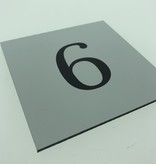 Huisnummer bordje White, Type 3 in 100x100x3mm met een zwart nummer in het Lettertype Plantagenet