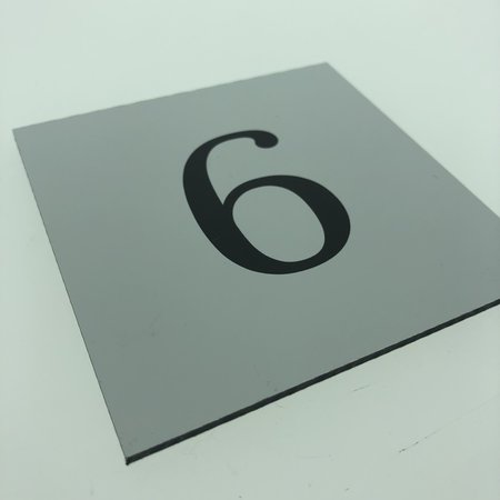 Huisnummer bordje White, Type 3 in 100x100x3mm met een zwart nummer in het Lettertype Plantagenet