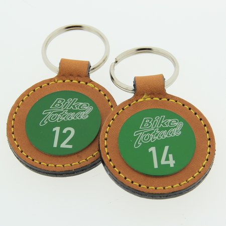 Leren of Kunstleren sleutelhangers Ø45x75mm met jouw nummering en eventueel met een logo op de voorkant of de achterkant.