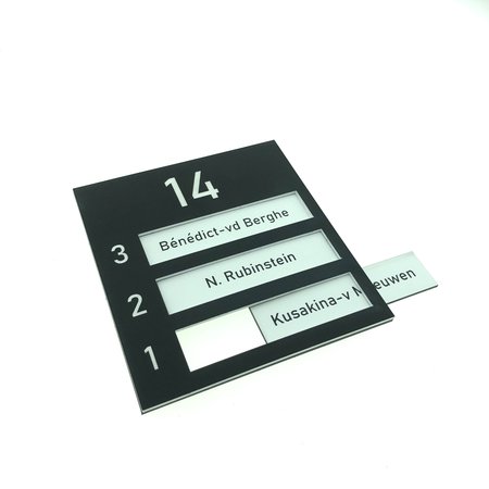 Grote Kunststof Naamplaathouder met dubbelzijdige tape en plek voor drie naamplaatjes