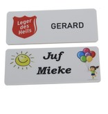 CombiCraft Office Naambadge TOPPER in diverse maten verkrijgbaar, met full colour logo, gemaakt van  wit kunststof, wat mooie kleuren als resultaat geeft.