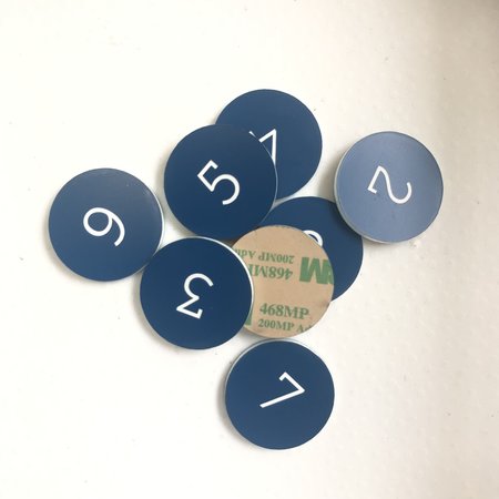 Restpartij Blauwe Nummerplaatjes Acrylaat 30mm rond 1 t/m 8 met tape