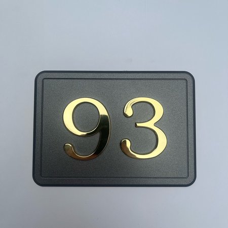 Huisnummer 93 in gepolijst glimmend messinf op een antracietmessing achtergrond in 140x100mm met rand