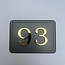 Huisnummer 93 in gepolijst glimmend messinf op een antracietmessing achtergrond in 140x100mm met rand