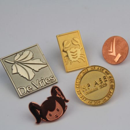 Gegoten metalen logo in klein formaat, 100 stuks tot 25mm in diverse vormen en metaalkleuren